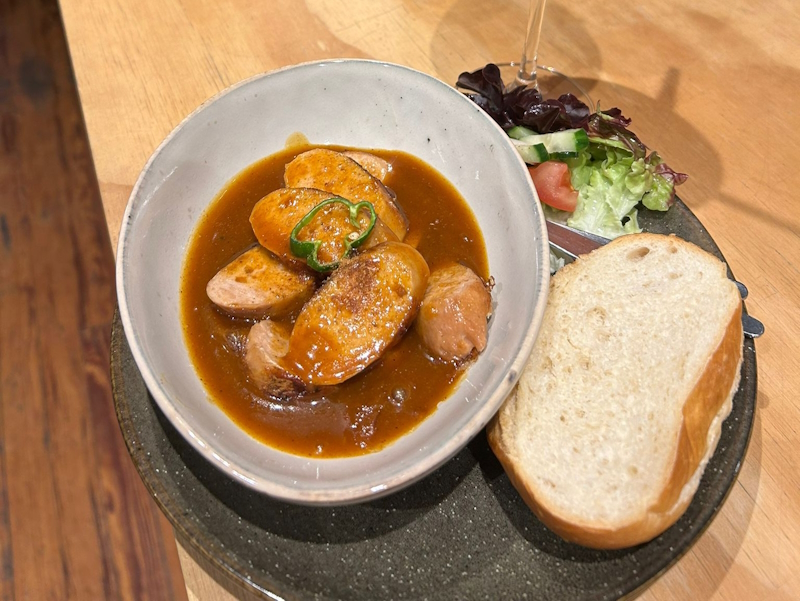 Currywurst mit Brot